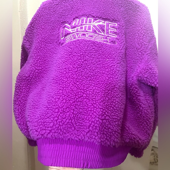 Nike Women’s Oversized Plush Swoosh Jacket - Picture 11 of 15